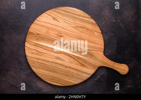 Table de service ronde en bois vide avec poignée sur une ancienne table de sorbette brun foncé. Vue de dessus. Vue de dessus. La nourriture. Modèle avec cop Banque D'Images