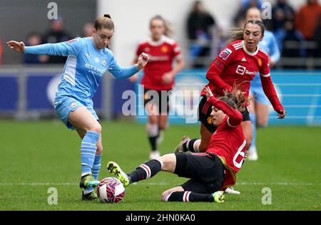 Jess Park de Manchester City (à gauche) et Hannah Blundell de Manchester United se battent pour le ballon lors du match de la Super League féminine de Barclays FA au stade Academy de Manchester. Date de la photo: Dimanche 13 février 2022. Banque D'Images