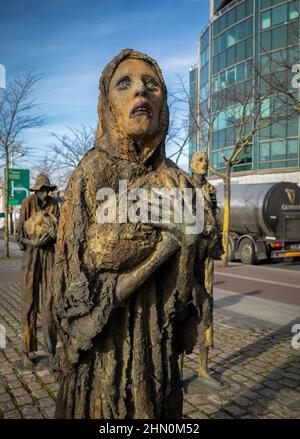 Statues du Mémorial de la famine sur Custom House Quay le long de la rivière Liffey dans les Docklands de Dublin, en Irlande. Banque D'Images