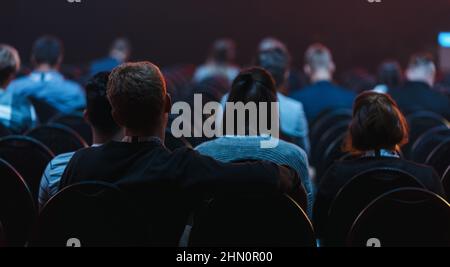 Vue arrière du public dans la salle de conférence ou le concept de réunion de séminaire, d'affaires et d'éducation Banque D'Images