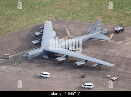 Photographie aérienne du Boeing B-52 de l'USAF peu après l'arrivée de 4 bombardiers à la RAF Fairford près de Cirencester au Royaume-Uni, alors que la tension monte en Ukraine. Banque D'Images