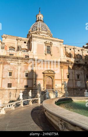 L'église Sainte Catherine avec fontaine de Pretoria à Palerme, Sicile, Italie Banque D'Images