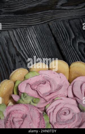 Gâteau avec biscuits Savoiardi et roses guimauves. Gros plan. Banque D'Images