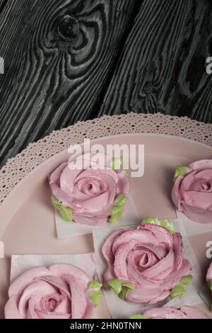 Roses de guimauves. Fleurs de Zephyr. Saupoudrés de sucre en poudre. Banque D'Images