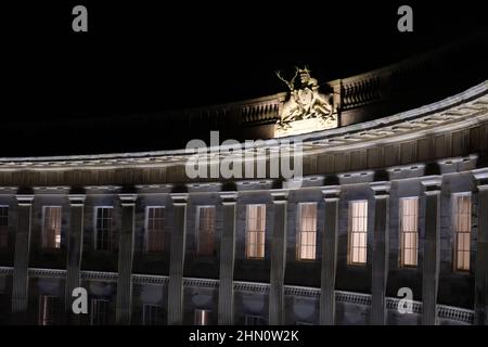 L'hôtel Buxton Crescent Ensana a rouvert ses portes en 2020 en tant qu'hôtel de luxe et spa. Vue depuis la chambre d'hôtel la nuit montrant la crête illuminée du duc de Devonshire. Banque D'Images