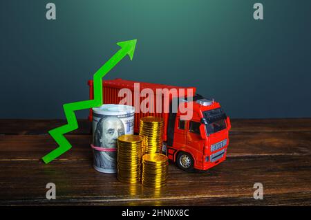 Chariot et flèche verte vers le haut. Augmentation des bénéfices de l'industrie des transports. Augmentation des tarifs des services de transport. Croissance de la production. Importer, exp Banque D'Images