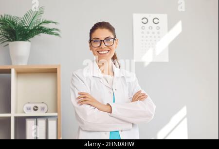 Portrait de l'opticien souriant pose dans le salon de l'optique Banque D'Images