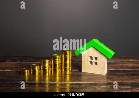 Maisons et de plus en plus de piles de pièces. Croissance de la valeur de la propriété. Juste prix du marché. Imposition des maisons. Revenu de location de logement. Augmentation des coûts de maintenance en tant que Banque D'Images