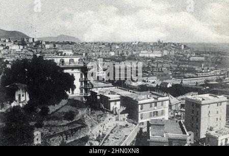 Vue panoramique de la ville de gènes en Italie avec le port (vue de la ville de Genova Italie) carte postale du debut du 20eme siecle Collection privee Banque D'Images