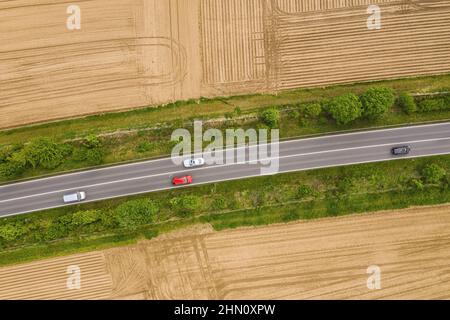 Vue aérienne de la circulation sur deux voies dans la campagne et les champs cultivés Banque D'Images