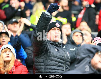 13th février 2022 ; Swansea.com stade, Swansea, pays de Galles ; Championnat de football, Swansea contre Bristol City : le fan de Bristol City fête après le but de Andreas Weimann de Bristol City qui le fait 0-1 en 42nd minutes Banque D'Images