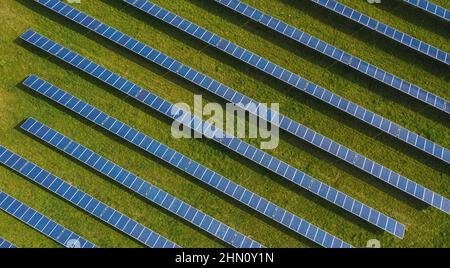 Photo aérienne de haut en bas de panneaux solaires les modules photovoltaïques montés sur le sol les panneaux solaires photovoltaïques absorbent la lumière du soleil comme une source d'énergie pour générer electri Banque D'Images