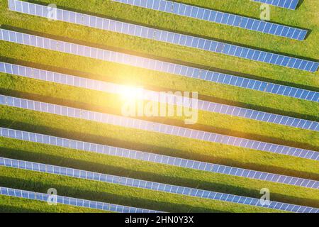 vue aérienne des panneaux solaires un jour ensoleillé. ferme d'énergie produisant de l'énergie propre Banque D'Images