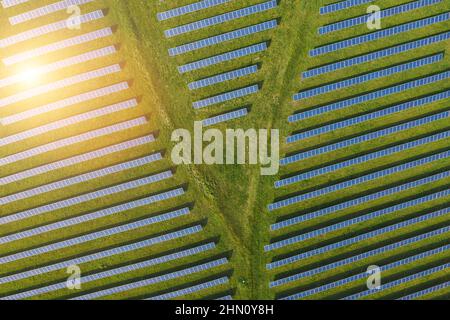 Vue aérienne de la centrale solaire. Système de ferme solaire par le dessus. Grande centrale photovoltaïque. Source d'énergie écologique renouvelable. Banque D'Images