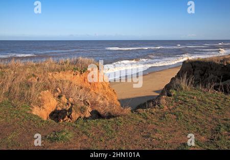 Vue sur les falaises qui souffrent de l'érosion côtière sur la côte nord de Norfolk à Happisburgh, Norfolk, Angleterre, Royaume-Uni. Banque D'Images