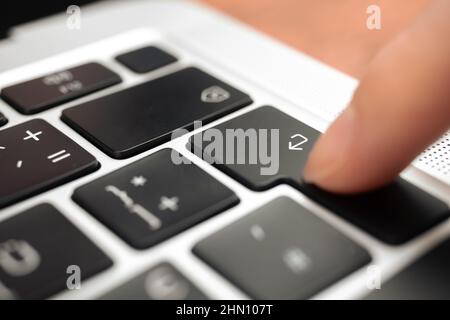 Appuyez sur la touche entrée du clavier moderne de l'ordinateur portable. Entrez la fermeture de l'affiche et du symbole Banque D'Images