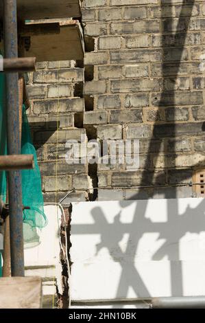 Fissure plus sévère sur le mur avant du 53 Agar Grove, Londres. La fissuration était due à de mauvais travaux de construction effectués sur la propriété adjacente, ce qui a sapé les fondations des deux propriétés. Les dommages structurels ont été si mauvais qu'ils ont conduit le conseil de Camden à condamner les deux maisons, ce qui les a finalement démolies. Agar Grove, Camden, Londres, Royaume-Uni. 6 mars 2010 Banque D'Images