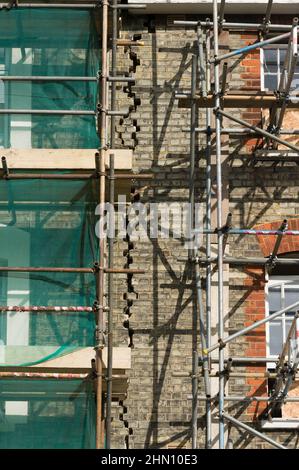 Fissure plus sévère sur le mur avant du 53 Agar Grove, Londres. La fissuration était due à de mauvais travaux de construction effectués sur la propriété adjacente, ce qui a sapé les fondations des deux propriétés. Les dommages structurels ont été si mauvais qu'ils ont conduit le conseil de Camden à condamner les deux maisons, ce qui les a finalement démolies. Agar Grove, Camden, Londres, Royaume-Uni. 6 mars 2010 Banque D'Images