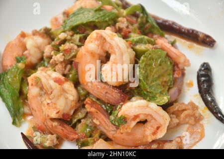 Tranche de haricots épicés et aigre avec garniture de porc hache crevettes bouillies salade thaïlandaise sur le plat Banque D'Images