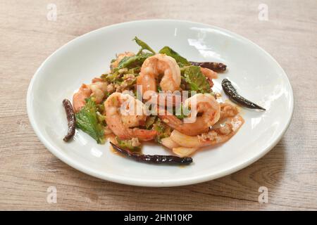 Tranche de haricots épicés et aigre avec garniture de porc hache crevettes bouillies salade thaïlandaise sur le plat Banque D'Images