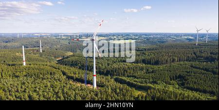 Vue aérienne des éoliennes en construction Banque D'Images