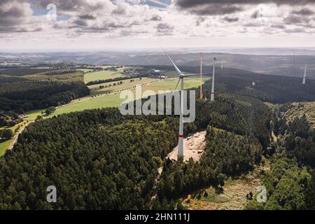 site de construction d'éoliennes dans le paysage rural allemand Banque D'Images