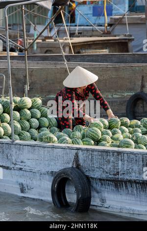 Commerçants de nourriture au marché flottant de Cai rang, près de CAN Tho, du delta du Mékong, du sud du Vietnam, de l'Asie du Sud-est Banque D'Images