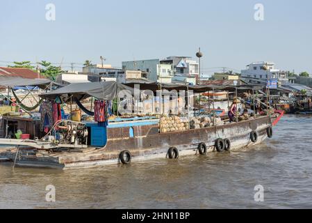 Commerçants de nourriture au marché flottant de Cai rang, près de CAN Tho, du delta du Mékong, du sud du Vietnam, de l'Asie du Sud-est Banque D'Images