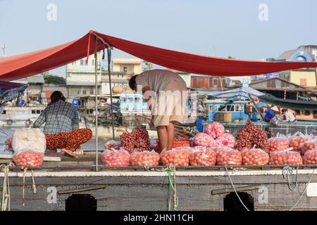 Commerçants de nourriture au marché flottant de Cai rang, près de CAN Tho, du delta du Mékong, du sud du Vietnam, de l'Asie du Sud-est Banque D'Images