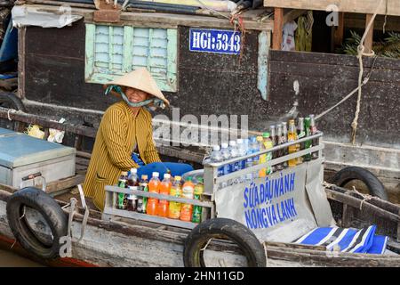 Commerçants de nourriture au marché flottant de Cai rang, près de CAN Tho, du delta du Mékong, du sud du Vietnam, de l'Asie du Sud-est Banque D'Images