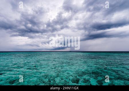Nuages de tempête sur l'océan. Tropiques. Maldives. Banque D'Images