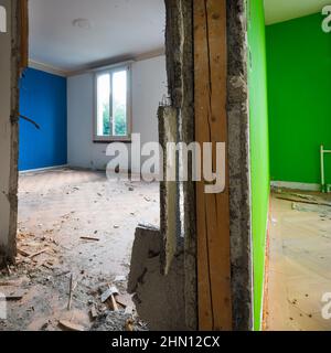 Dans la maison en ruines laissée par les gens. Banque D'Images