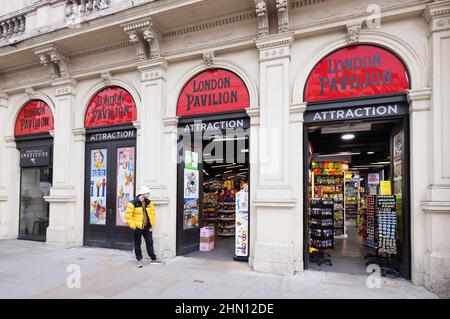 London Pavilion Piccadilly Circus London UK; un homme debout devant l'entrée de la galerie marchande, London City centre, Londres UK Banque D'Images