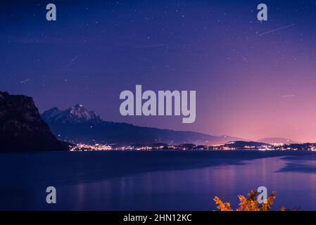 Panorama nocturne. Lumières de la ville. Alpes suisses. Canton de Lucerne. Suisse. Banque D'Images