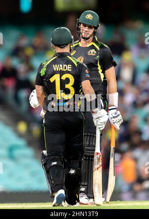 Sydney, Australie. 13th févr. 2022. Pat Cummins et Matthew Wade d'Australie pendant le deuxième match de la série internationale T20 entre l'Australie et le Sri Lanka au Sydney Cricket Ground, le 13 février 2022 à Sydney, en Australie. (Usage éditorial seulement) Credit: Izhar Ahmed Khan/Alamy Live News/Alamy Live News Banque D'Images