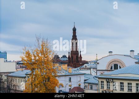 Le clocher de la cathédrale Epiphany au milieu des toits de la vieille ville. Un paysage d'automne. Une attraction touristique populaire. Kazan, Tatarstan, Russie Banque D'Images