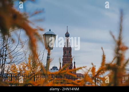 Le clocher de la cathédrale Epiphany au milieu des toits de la vieille ville. Un paysage d'automne. Une attraction touristique populaire. Kazan, Tatarstan, Russie Banque D'Images