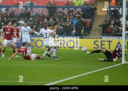 SWANSEA, ROYAUME-UNI. FÉV 13th Cyrus Christie de Swansea City marque son but latéral 2nd lors du match de championnat Sky Bet entre Swansea City et Bristol City au Liberty Stadium, Swansea, le dimanche 13th février 2022. (Credit: Jeff Thomas | MI News) Credit: MI News & Sport /Alay Live News Banque D'Images