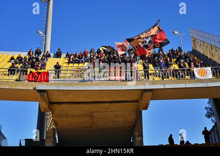 Lecce, Italie. 13th févr. 2022. Benevento Calcio Supporters pendant US Lecce vs Benevento Calcio, jeu de football italien série B à Lecce, Italie, febbraio 13 2022 crédit: Independent photo Agency/Alay Live News Banque D'Images