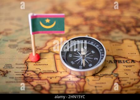 Drapeau de la Mauritanie et boussole sur la carte du monde. Le concept de voyage et de tourisme. Banque D'Images