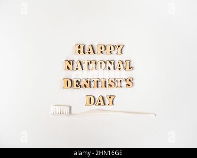 Carte de voeux pour le jour du dentiste. Gros plan, pas de personne. Concept des fêtes nationales. Félicitations à la famille, à la famille, aux amis et aux collègues Banque D'Images