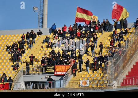 Lecce, Italie. 13th févr. 2022. Benevento Calcio Supporters pendant US Lecce vs Benevento Calcio, jeu de football italien série B à Lecce, Italie, febbraio 13 2022 crédit: Independent photo Agency/Alay Live News Banque D'Images