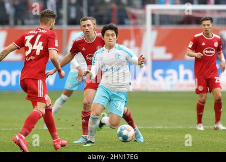 Firo : 02/13/2022 Fuvuball, football, 2.Bundesliga, saison 2021/2022, F95 Fortuna DvºDüsseldorf, Düsseldorf - FC Schalke 04 Dong gyeong Lee, duels Banque D'Images