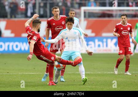 Firo : 02/13/2022 Fuvuball, football, 2.Bundesliga, saison 2021/2022, F95 Fortuna DvºDüsseldorf, Düsseldorf - FC Schalke 04 Dong gyeong Lee, duels Banque D'Images