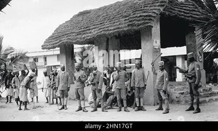 AFRIQUE DE L'EST ALLEMANDE. Soldats recrutés localement à la gare de Dar es-Salaam vers 1915 Banque D'Images