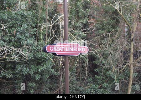 Panneau indiquant la gare de Linford. C'est sur la plate-forme de la gare qui existe encore, malgré la fermeture de la ligne en 1967. Banque D'Images