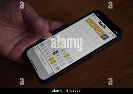 Un jeu Wordle sur un iPhone 12. Le jeu Wordle a été acheté par le New York Times en janvier 2022 et déplacé sur leur site Web en février 2022. Banque D'Images
