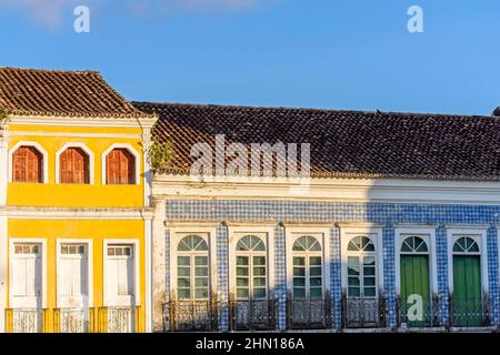 Façade d'un ancien bâtiment de style colonial avec ses balcons, ses lanternes et ses fenêtres et ses carreaux décorés dans le quartier de Pelourinho dans la ville de sa Banque D'Images