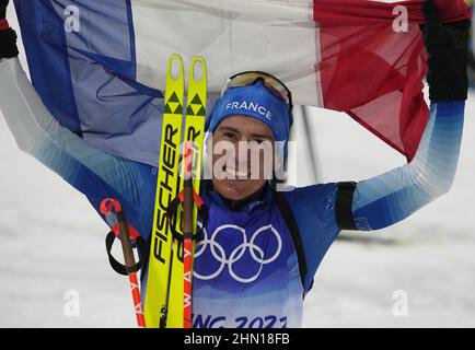 Zhangjiakou, Chine. 13th févr. 2022. Quentin Fillon Maillet, médaillé d'or de France, célèbre après la poursuite du Biathlon masculin 12,5km aux Jeux Olympiques d'hiver de Beijing 2022 à Zhangjiakou, en Chine, le dimanche 13 février 2022. Johannes Thingnes BoE de Norvège a remporté la médaille d'argent et Eduard Latypov du Comité d'organisation russe a remporté la médaille de bronze. Photo de Bob Strong/UPI . Crédit : UPI/Alay Live News Banque D'Images