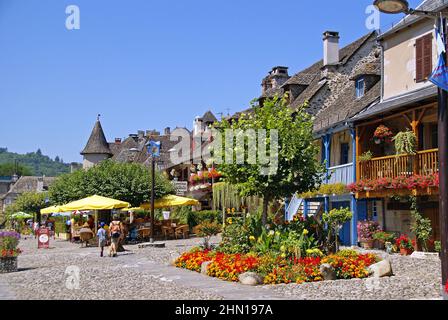 Les bars et restaurants de Quai Lestourgie dans l'agréable ville marchande d'Argentat dans le sud du Limousin. Banque D'Images